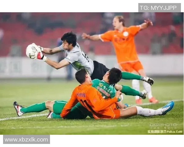 男孩足球明星玩偶高清图片展示让你领略运动魅力与童趣结合的完美瞬间